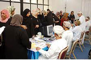 العمانيون صوتوا لانتخاب مجلس الشورى والنساء يأملن في مكاسب العمانيون صوتوا لانتخاب مجلس الشورى والنساء يأملن في مكاسب