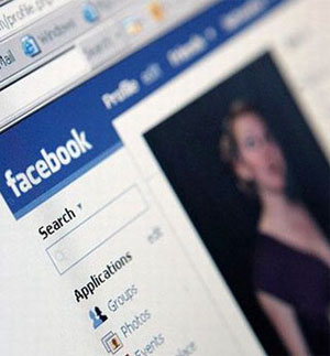  النساء يتعلقن بمن يتجاهلهن على فيسبوك