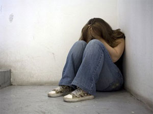 فتاة تحمل سفاحاً من والدها بعد ان ظل يغتصبها لمدة 5 شهور