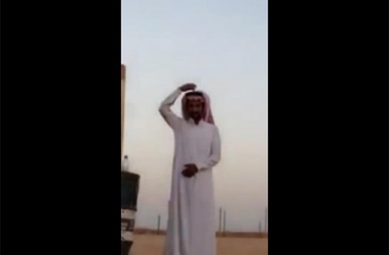 بالفيديو.. سعودي يطلق النار على هدف موجود فوق رأس صديقه ! بالفيديو.. سعودي يطلق النار على هدف موجود فوق رأس صديقه !