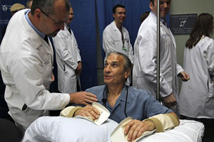 أمريكي مبتور الأطراف يستعيد ذراعيه في جراحة نادرة