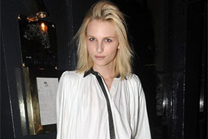 عارض أزياء يثير حيرة الجميع هل هو رجل أم امرأة؟