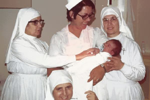 تورط راهبات إسبانيات بسرقة 300 ألف طفل خلال 50 عاما