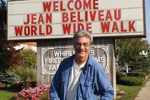 كندي يجوب 64 دولة على قدميه لنشر السلام بين الشعوب