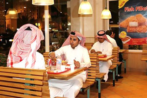زبائن سعداء بغرامة لمن لا يكمل أكله بمطعم سعودي