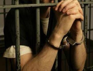 الامن العام يقبض على أحد الأشخاص يحمل  (70)  قيد جرمي 