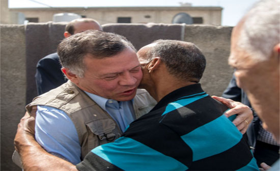 الملك يتفقد أحوال المواطنين في المشارع .. (صور)