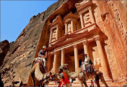 تسمم سواح هولنديين في الكرك وادخالهم الى مستشفى الملكة رانيا في وادي موسى