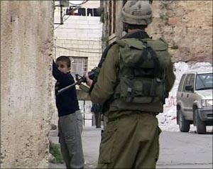 اتهام إسرائيل بسوء معاملة أطفال فلسطين  