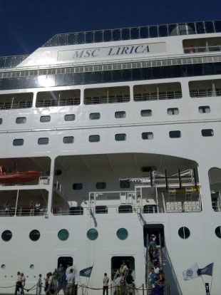 وصول الباخرة السياحية (msc lirica) الايطالية للعقبة وصول الباخرة السياحية (msc lirica) الايطالية للعقبة