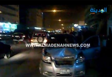 إمرأة تتسبب بحادث سير كاد يتحول الى مجزرة ( صور وفيديو ) إمرأة تتسبب بحادث سير كاد يتحول الى مجزرة ( صور وفيديو )