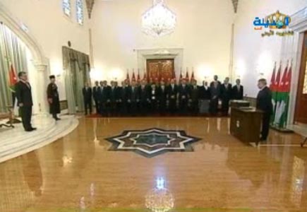 شاهدوا وزراء الخصاونة يؤدون اليمين الدستورية ( فيديو )