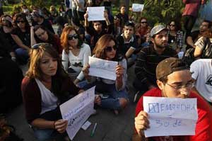 محتجون في العاصمة التونسية يزعمون وقوع احتيال في الانتخابات