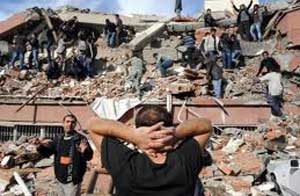 أردوغان يتهم شركات البناء في تركيا بالإهمال 