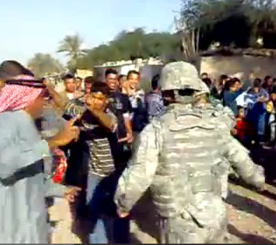 جنود امريكان يرقصون في عرس عراقي