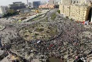 محتجون مصريون يطالبون بتخلي الجيش عن السلطة