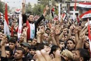 الاف من العراقيين يغلقون الطريق الذي يربط الانبار بالاردن وسوريا احتجاجا على اعتقال البعثين