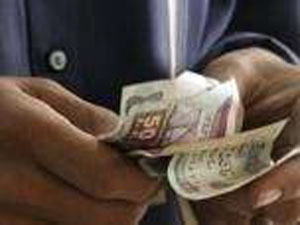 شاب يخنق زوجته بـ«إيشارب» لسرقتها شاب يخنق زوجته بـ«إيشارب» لسرقتها