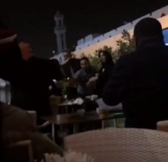 شاهد: هوشة بين سعوديتين لنظر إحداهما إلى زوج الأخرى