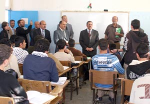 وزير التربية يتفقد كلية الحسين وزير التربية يتفقد كلية الحسين