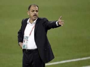 المدير الفني للمنتخب الوطني يشيد بدعم الامير علي  