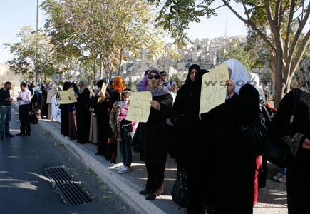 الاردنيات المطالبات بتجنيس ابنائهن يعتصمن لاول مرة قبالة الديوان الملكي ( صور و فيديو ) الاردنيات المطالبات بتجنيس ابنائهن يعتصمن لاول مرة قبالة الديوان الملكي ( صور و فيديو )