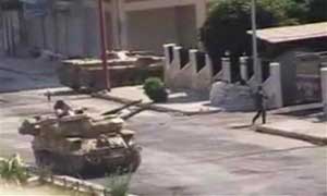 الدبابات السورية تطلق النار في حمص بعد الموافقة على الخطة العربية