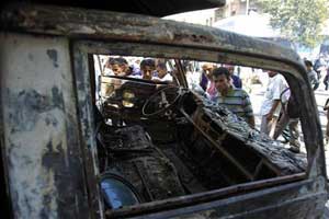 اصابة 15 في اندفاع سيارة وسط المحتجين باليمن