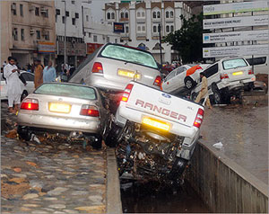 خسائر بشرية ومادية بعاصفة بعمان
