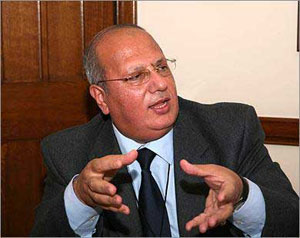 الخضري يطالب بحماية دولية لمتضامني السفينتين الايرلندية والكندية ويؤكد أن رسالتهم إنسانية واعتراضهم قرصنة