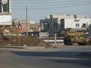 المرصد السوري: مقتل ثلاثة في حمص في قصف لدبابات سورية