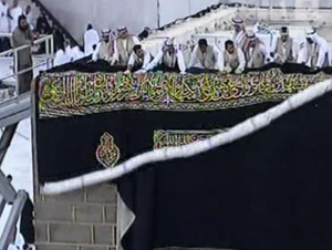 الكعبة المشرفة تلبس ثوبها الحريري الجديد بتكلفة 20 مليون ريال