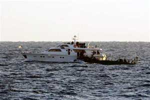 اسرائيل تبدأ في ترحيل نشطاء سفينتين لكسر الحصار على غزة