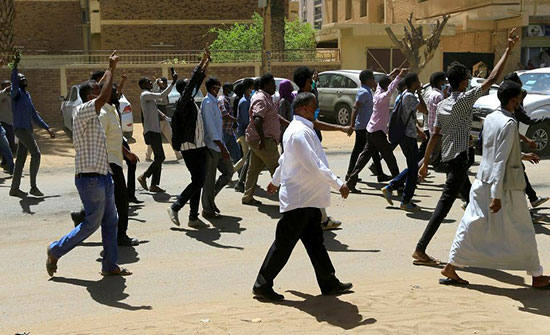ارتفاع قتلى احتجاجات السودان لـ6.. والبشير يجتمع مع قادة الجيش ارتفاع قتلى احتجاجات السودان لـ6.. والبشير يجتمع مع قادة الجيش