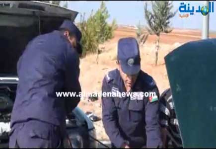 شرطة وكهرباء و مواطن " مقطوع " قرب جسر النعيمة بإربد ( شاهدوا الفيديو ) شرطة وكهرباء و مواطن " مقطوع " قرب جسر النعيمة بإربد ( شاهدوا الفيديو )