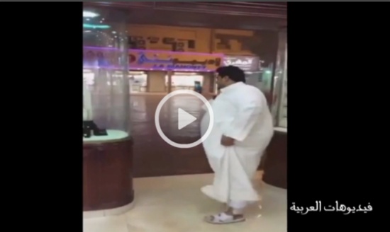 بالفيديو.. شاهد ماذا فعلت الأمطار بهذا الرجل بالفيديو.. شاهد ماذا فعلت الأمطار بهذا الرجل