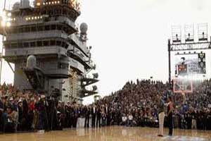 أوباما يحضر مباراة لكرة السلة على متن السفينة التي القيت منها جثة بن لادن