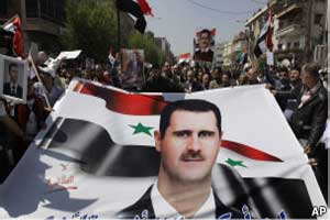 متظاهرون يقتحمون مبنى السفارة السعودية والقطرية في دمشق