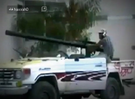 الثوار اليبيون يركبون مدفع بالمقلوب وانظر مذا حدث