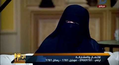 شاهد… مصرية تشبّه “فتح الكوتشينا” بـ “صلاة الاستخارة”! شاهد… مصرية تشبّه “فتح الكوتشينا” بـ “صلاة الاستخارة”!