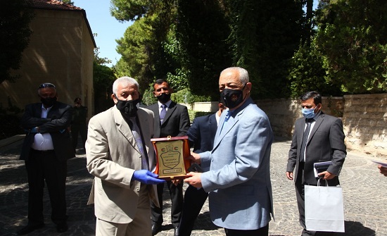 صور : العيسوي يسلم 4 حافلات وثلاجة تبريد وسيارة إسعاف لعدد من المؤسسات