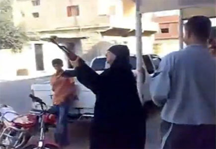 امرأة اردنية وصلية كلاشنكوف ( فيديو ) امرأة اردنية وصلية كلاشنكوف ( فيديو )