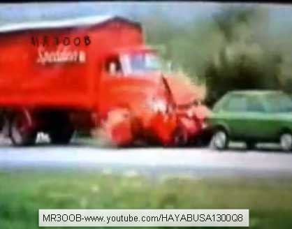 شاحنة تصدم 6 سيارات بقوة