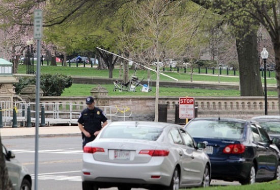 ساعي بريد يُسقط مروحية بحديقة مجلس الشيوخ الأمريكي