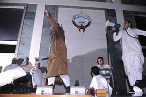 أمير الكويت يأمر باتخاذ تدابير صارمة بعد اقتحام البرلمان