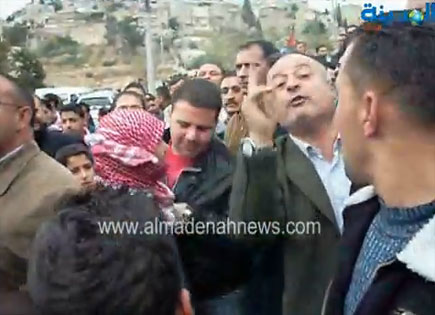 مواطن منفرد ينتهر مئات المعتصمين في مسيرة البلد ( شاهدوا الفيديو ) مواطن منفرد ينتهر مئات المعتصمين في مسيرة البلد ( شاهدوا الفيديو )