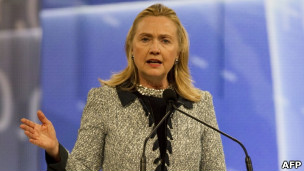 كلينتون تحذِّر من إمكانية اندلاع حرب أهلية في سورية