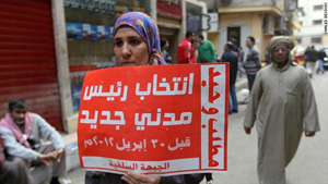 مصر: جرحى بصدامات مع الأمن بميدان التحرير