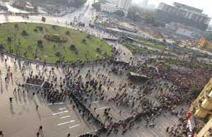 متظاهرون يحطمون سيارات للشرطة على نيل القاهرة قرب ميدان التحرير