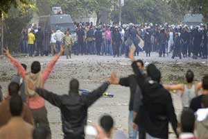 نشطاء مصريون يعودون الى ميدان التحرير بعد اشتباكات مع قوات الامن